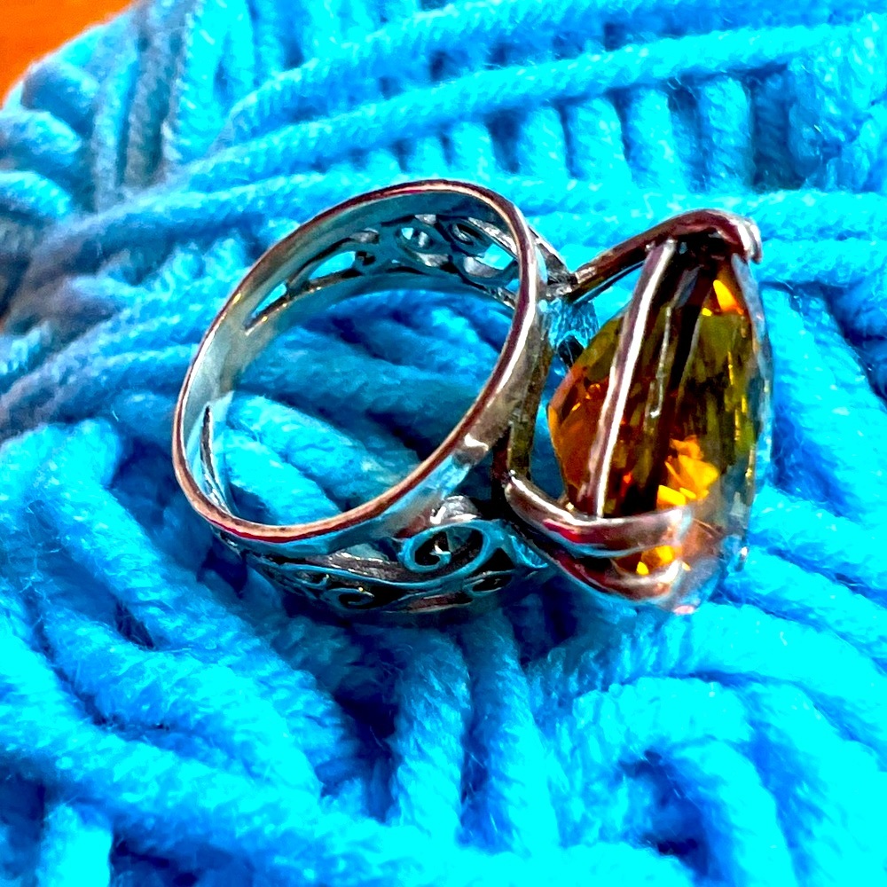 PZ Filligree w/ Trillion Cut Gemstone - Picture 2 of 5